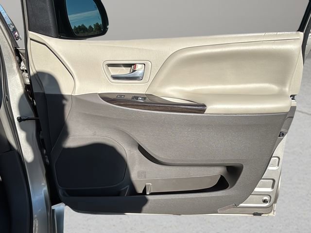 Used 2015 Toyota Sienna XLE w/ XLE Navigation Package image 9