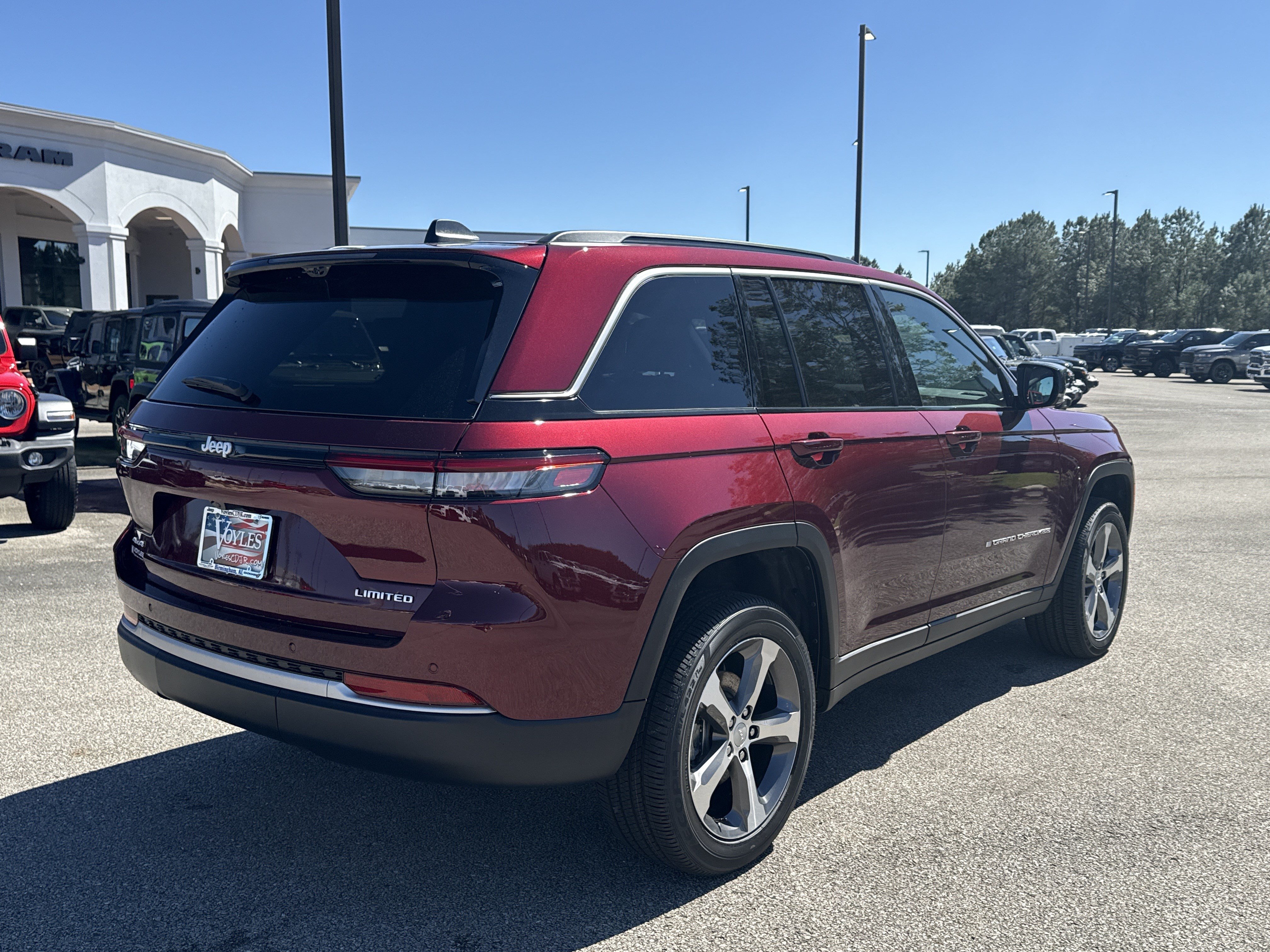 New 2026 Jeep Grand Cherokee Limited w/ Luxury Tech Group II AWD/4WD image 7