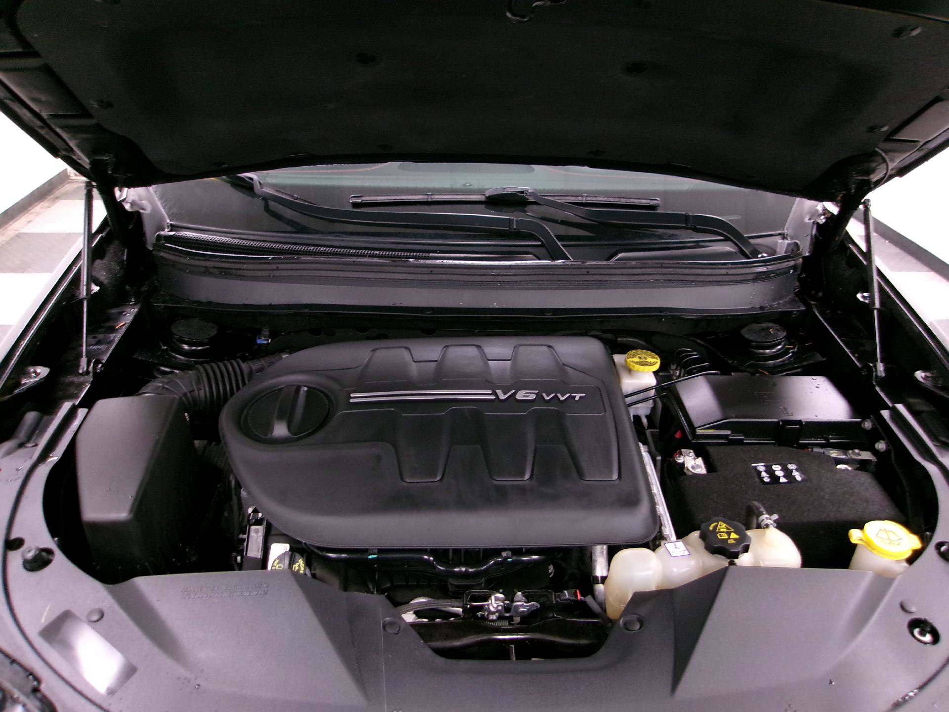 Used 2019 Jeep Cherokee Trailhawk w/ Cold Weather Group image 17