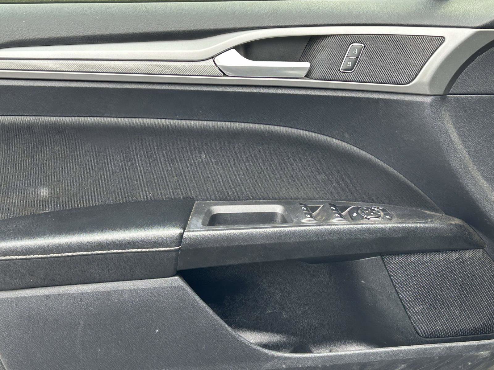 Used 2020 Ford Fusion SE FWD image 12