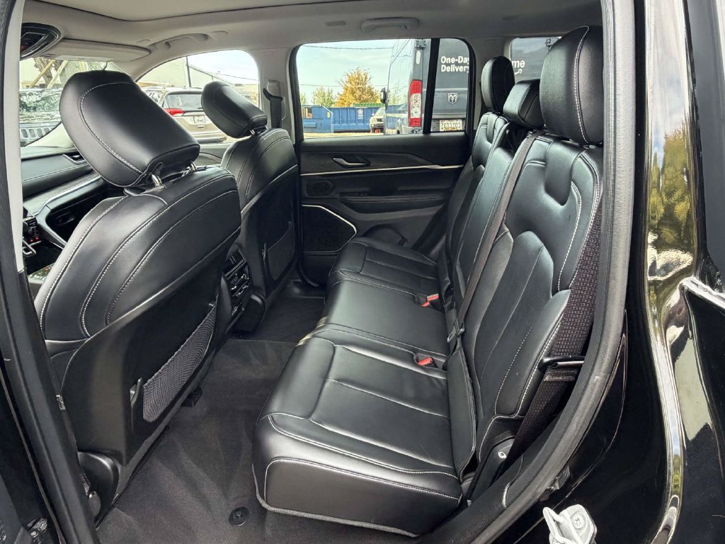 Used 2022 Jeep Grand Cherokee Limited AWD/4WD image 16