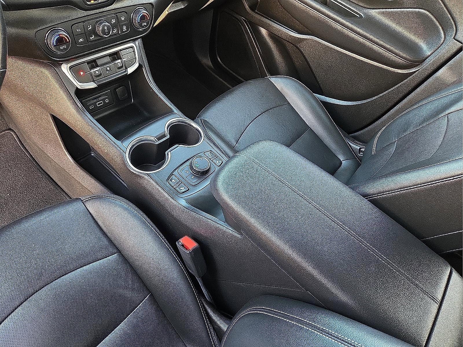 Used 2022 GMC Terrain SLT image 25