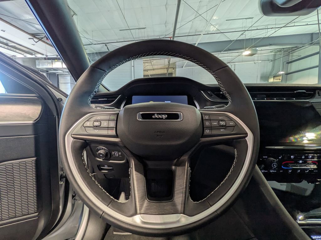 New 2025 Jeep Grand Cherokee Limited w/ Luxury Tech Group II image 15