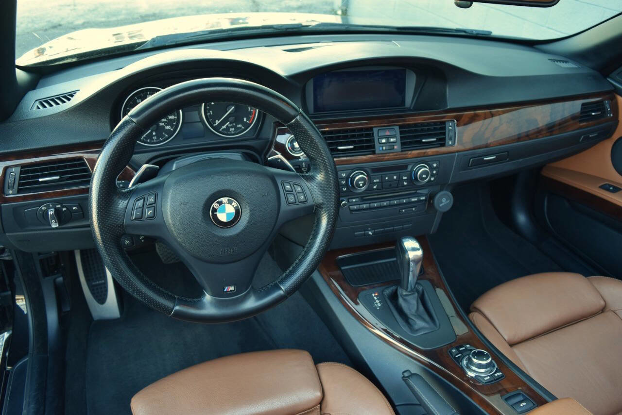 Used 2012 BMW 335i Convertible image 31