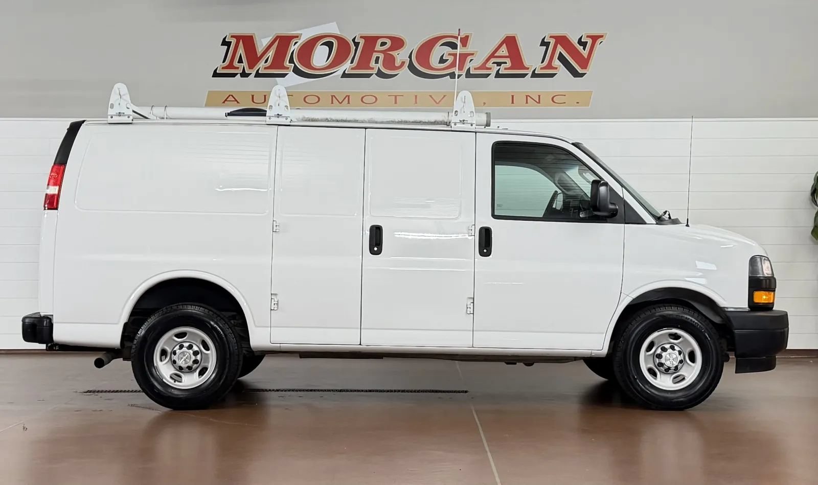 Used 2018 Chevrolet Express 2500 RWD image 2