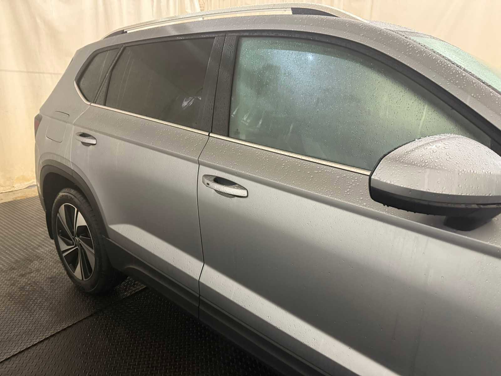 Certified 2025 Volkswagen Taos SE w/ Panoramic Sunroof Package image 11