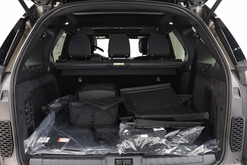 New 2025 Land Rover Discovery Dynamic SE image 17