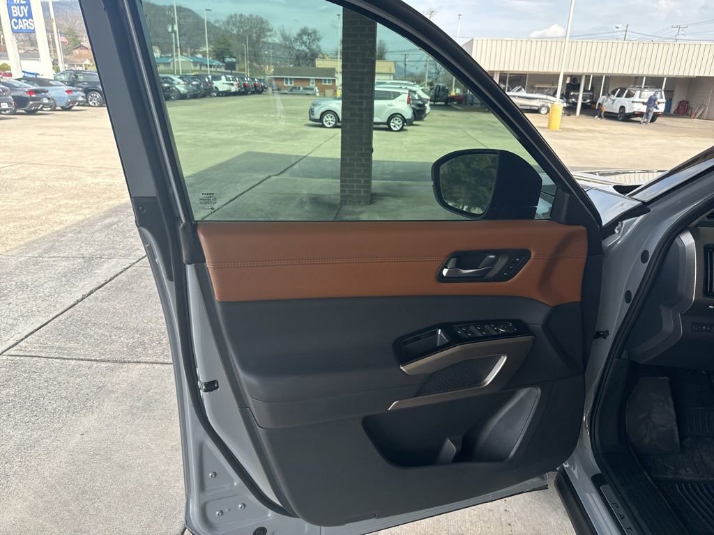 Used 2025 Nissan Pathfinder Platinum AWD/4WD image 19