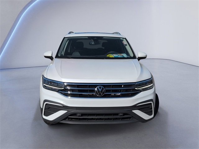 Used 2023 Volkswagen Tiguan SE w/ Panoramic Sunroof Package image 12