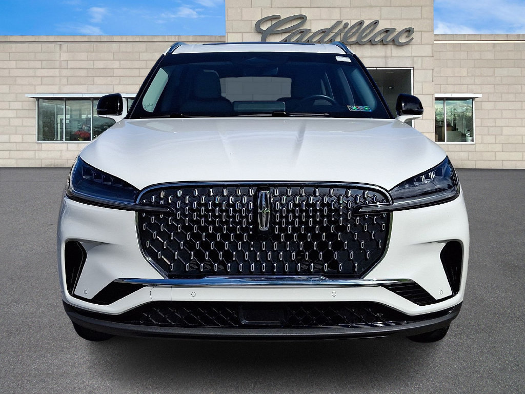 Used 2025 Lincoln Aviator AWD image 3
