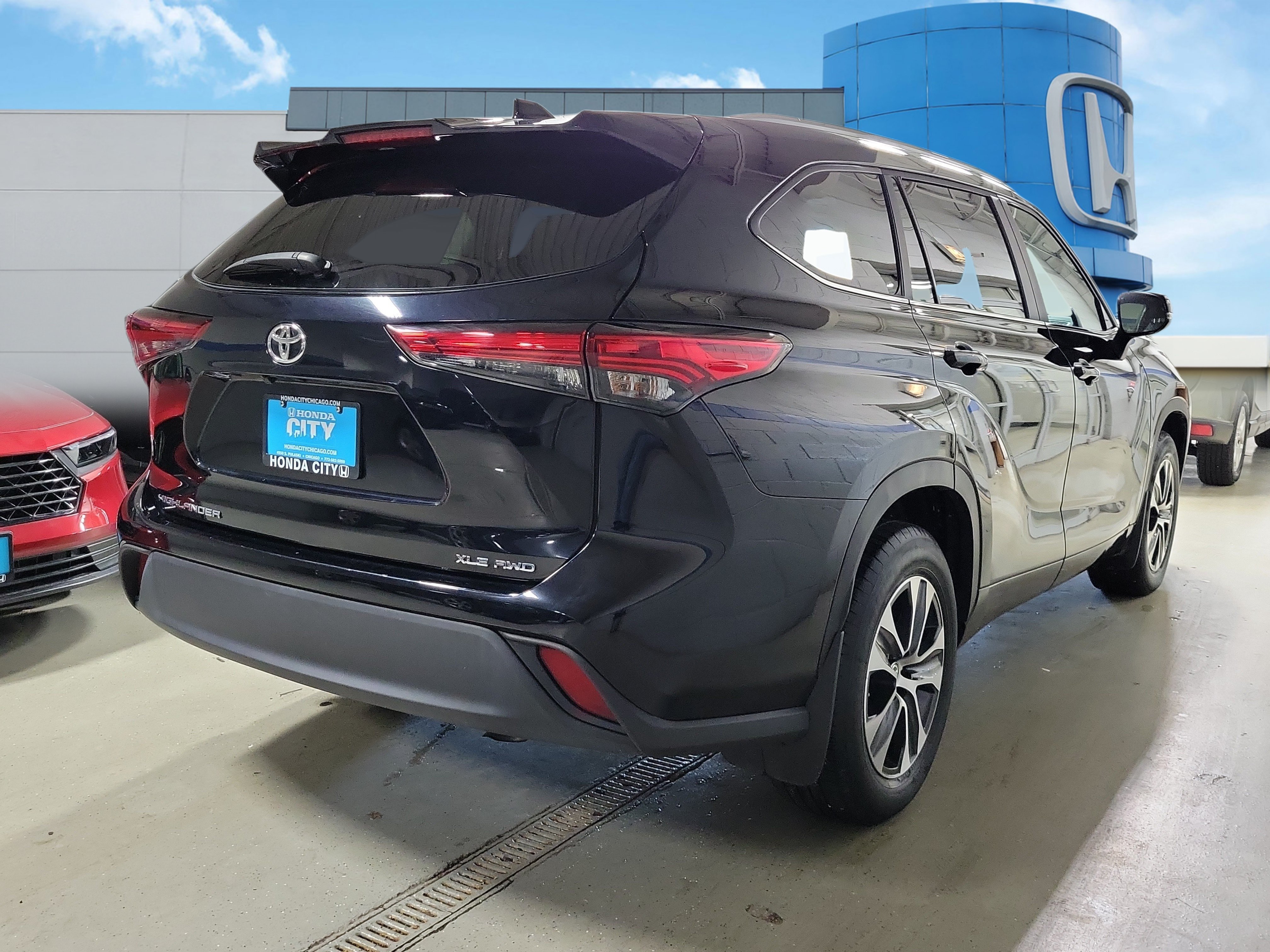 Used 2023 Toyota Highlander XLE AWD/4WD image 5