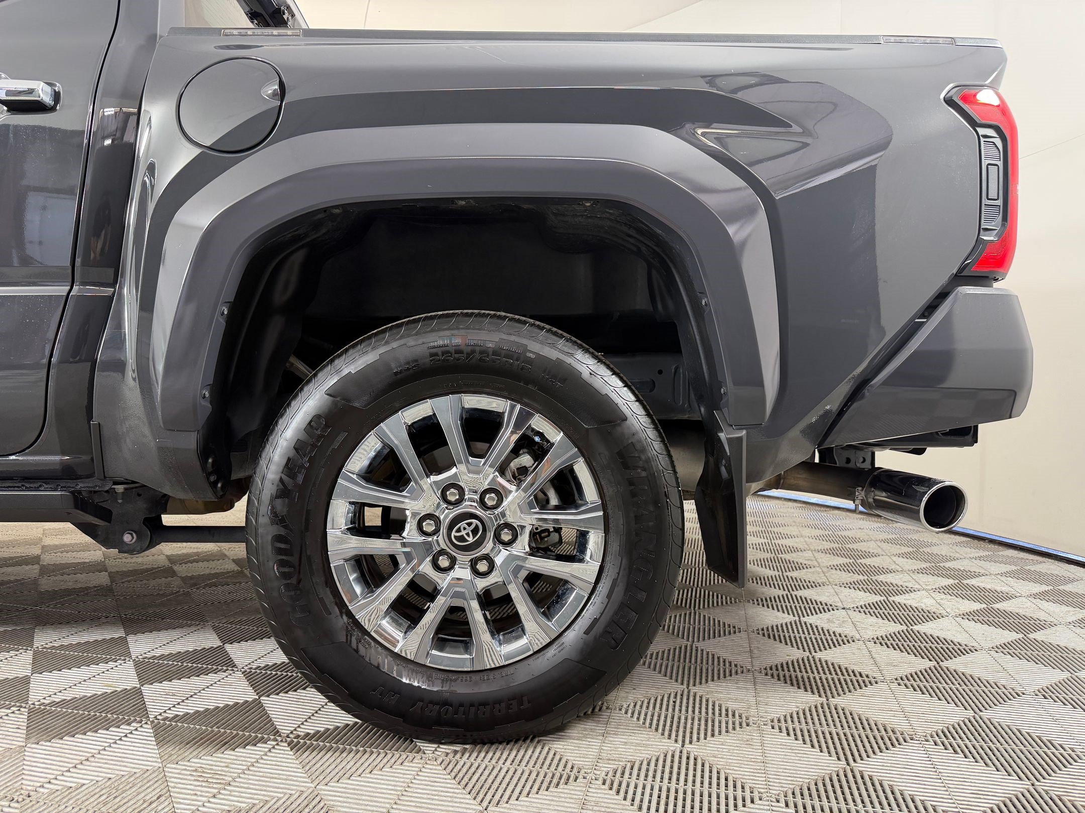 Used 2025 Toyota Tacoma Limited AWD/4WD image 29