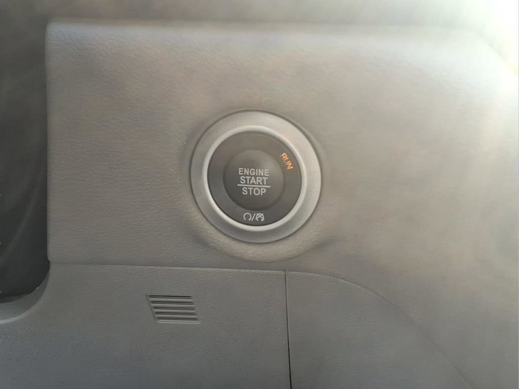Used 2024 Chrysler Pacifica Touring-L FWD image 11