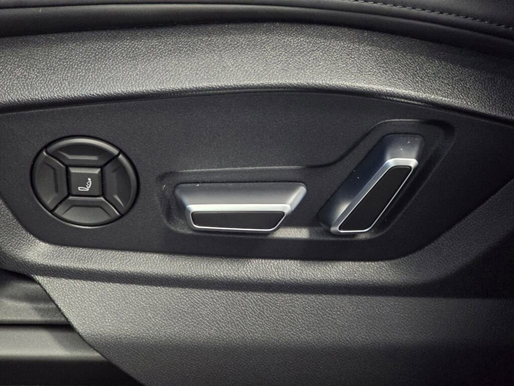 Used 2024 Audi Q8 Prestige w/ Prestige Package image 34
