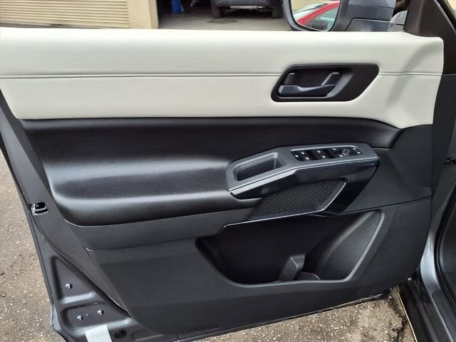 Used 2024 Nissan Pathfinder SV image 11