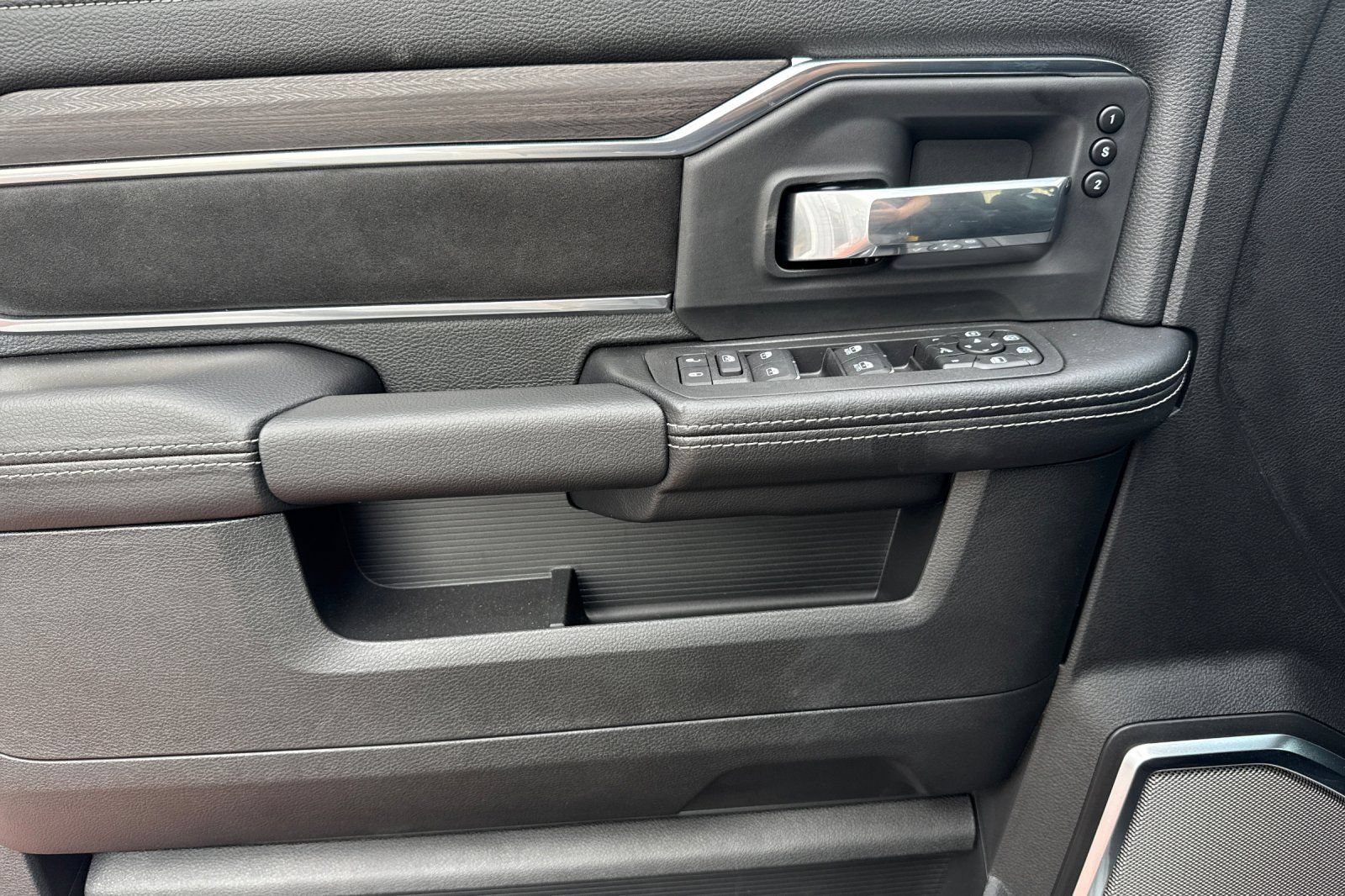 New 2026 RAM 3500 Laramie AWD/4WD image 10