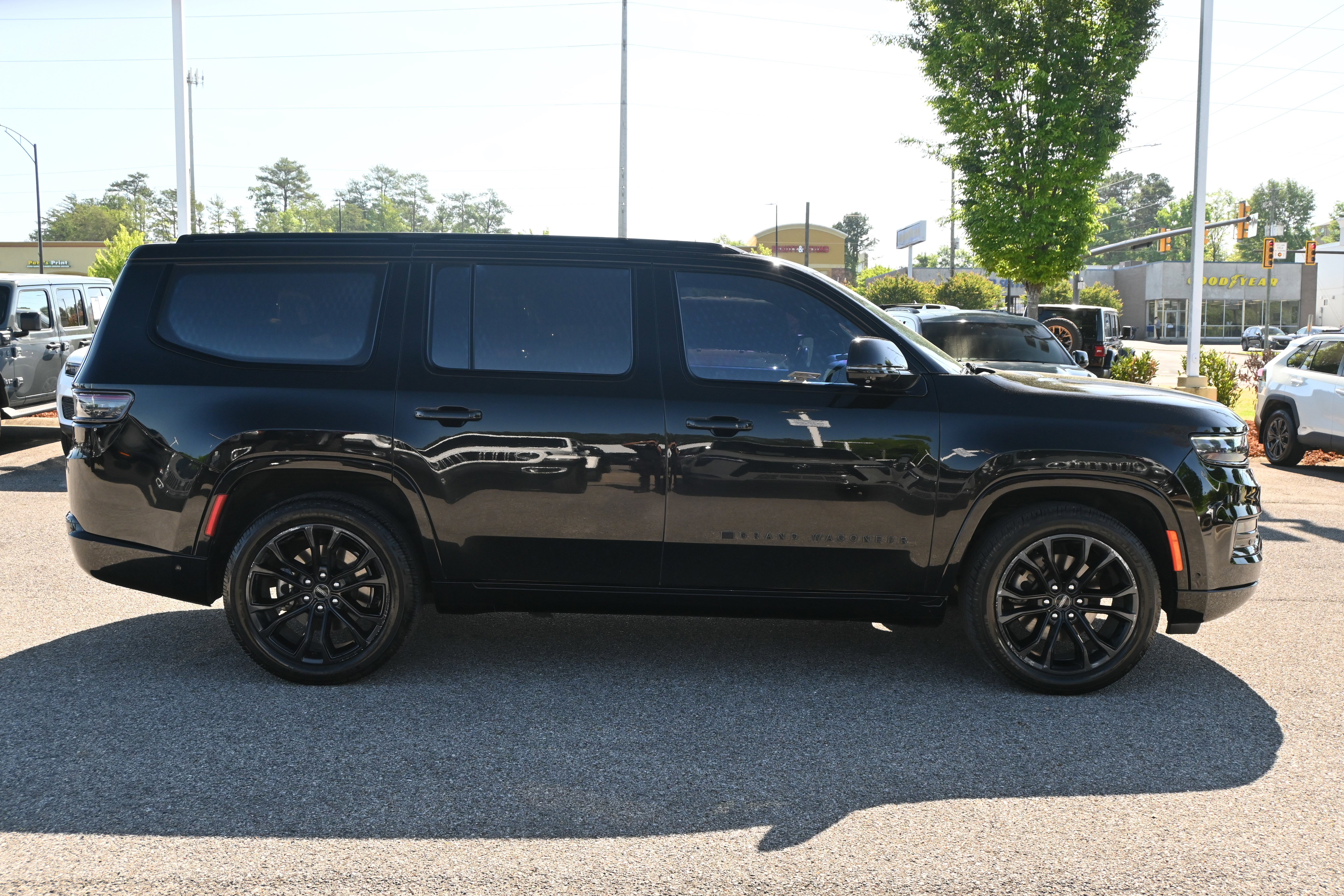 Used 2022 Jeep Grand Wagoneer Series II AWD/4WD image 11
