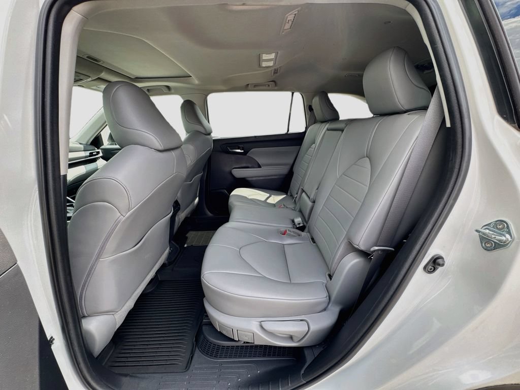 Used 2021 Toyota Highlander XLE AWD/4WD image 24
