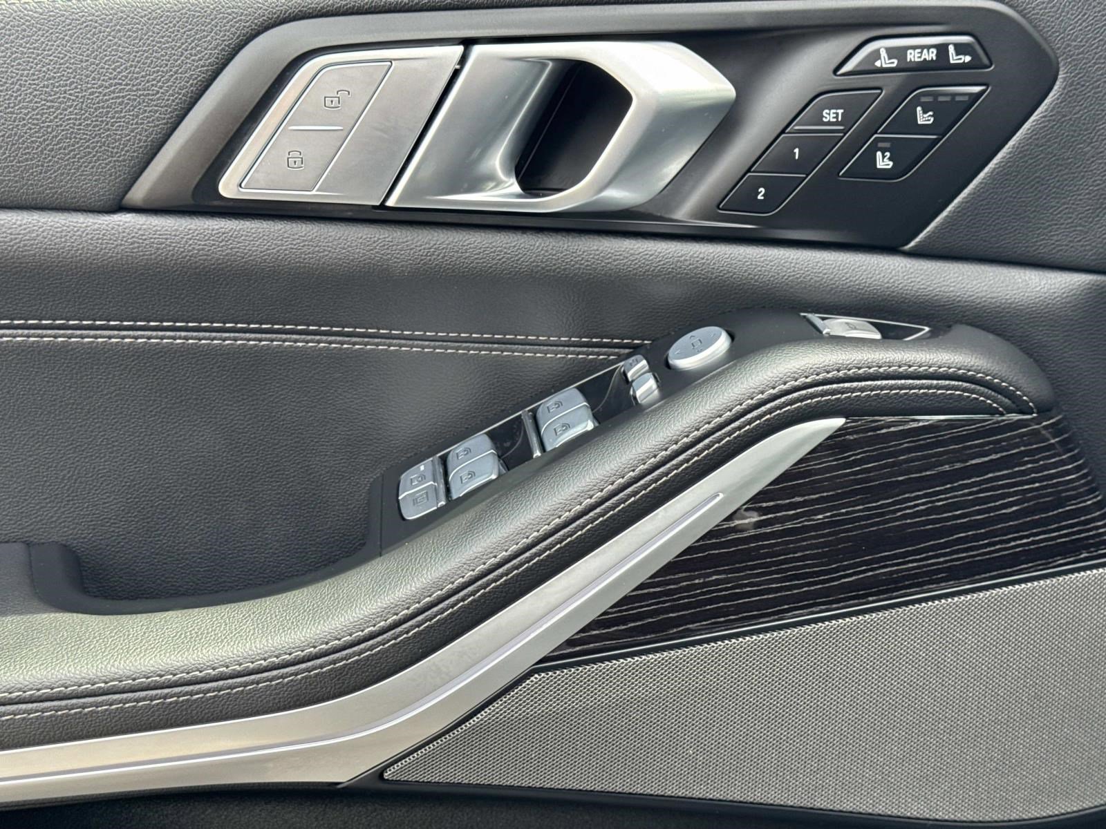 Used 2022 BMW X7 M50i w/ Executive Package image 18