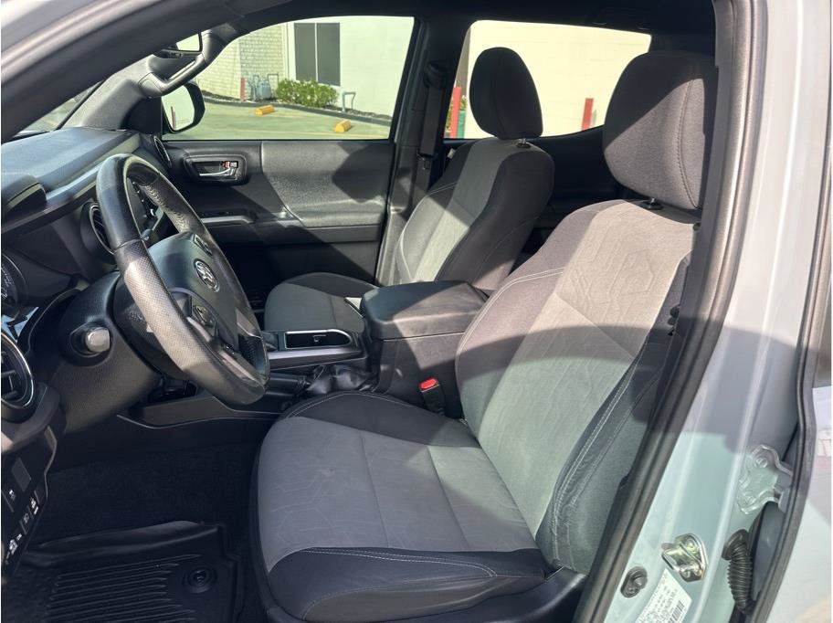 Used 2020 Toyota Tacoma TRD Off-Road w/ Technology Package AWD/4WD image 17