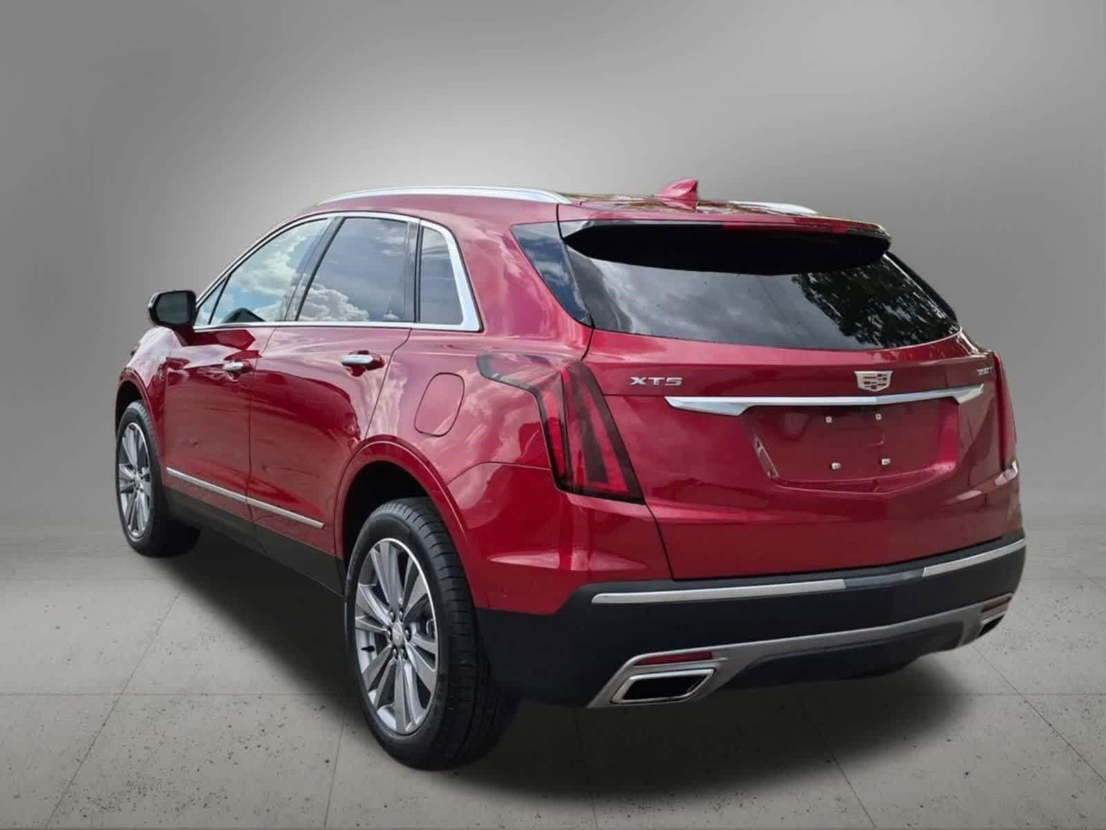 Used 2025 Cadillac XT5 Premium Luxury w/ Technology Package FWD image 4