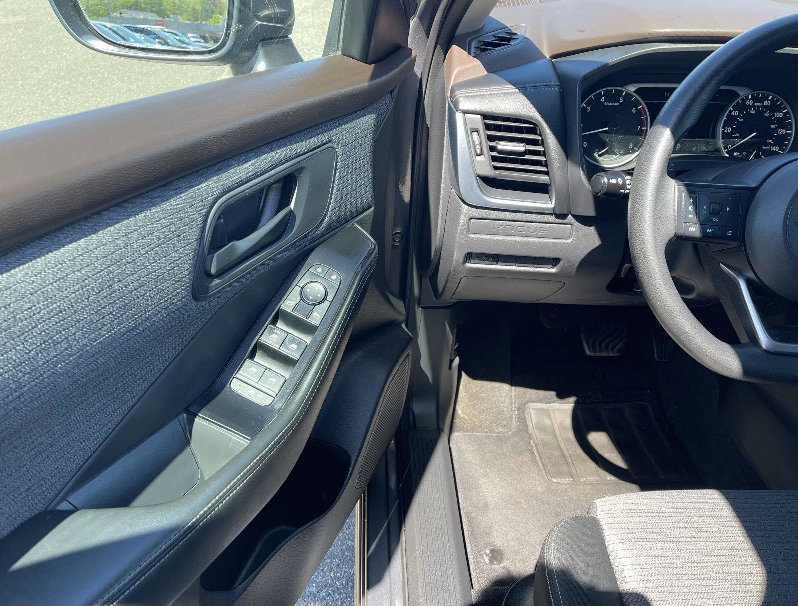Used 2022 Nissan Rogue S AWD/4WD image 2
