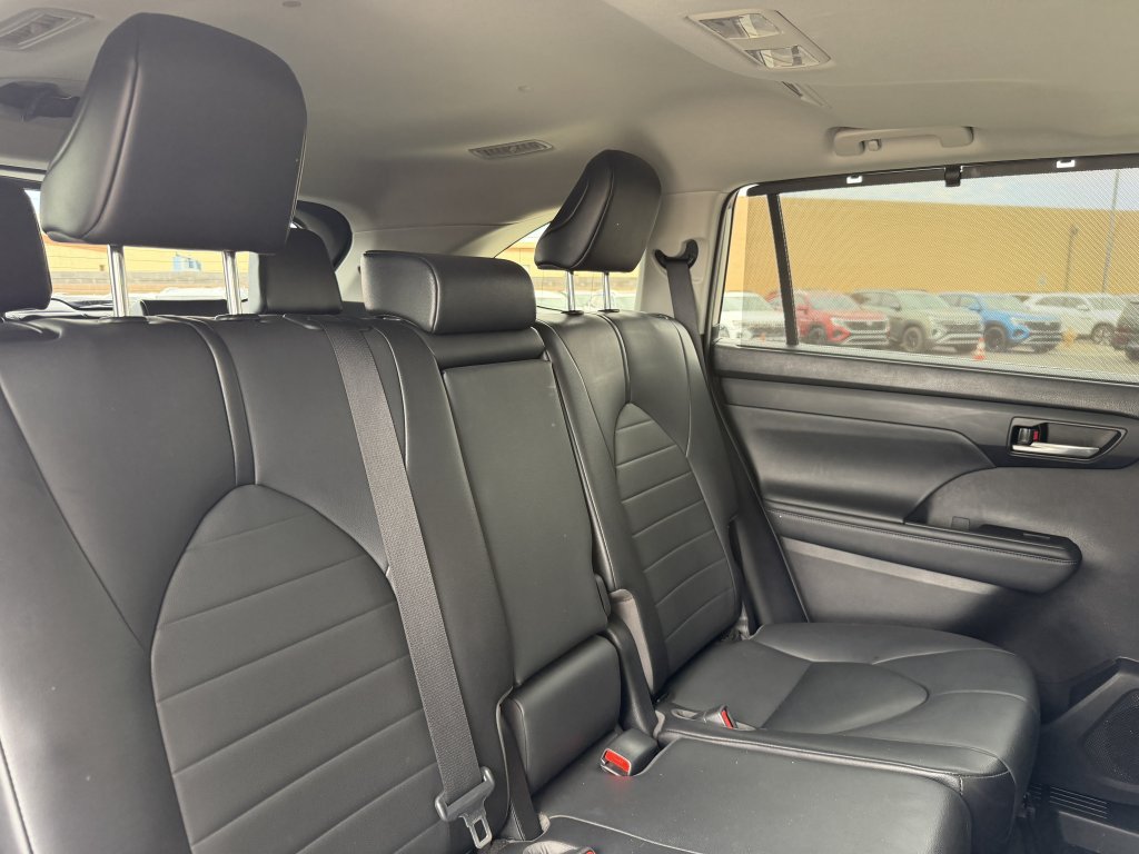 Used 2021 Toyota Highlander XLE AWD/4WD image 36