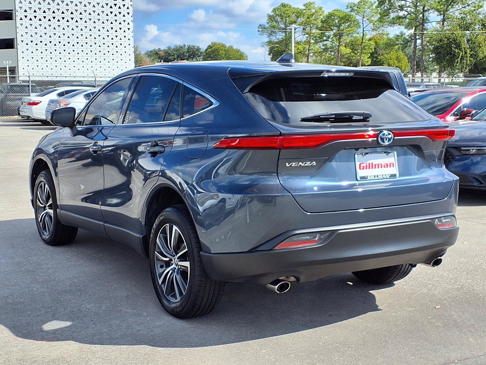Used 2024 Toyota Venza LE AWD/4WD image 3