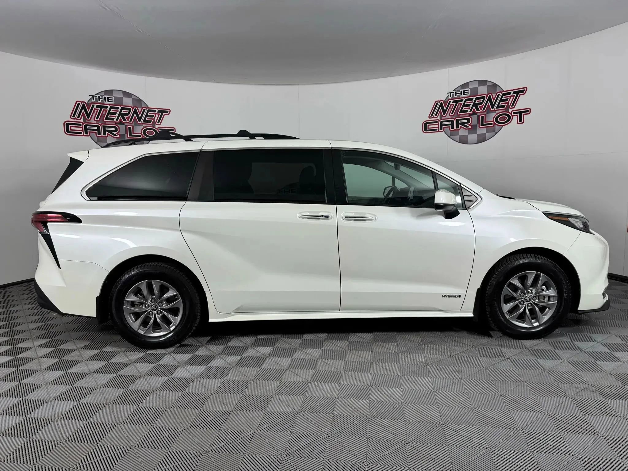 Used 2021 Toyota Sienna XLE image 8
