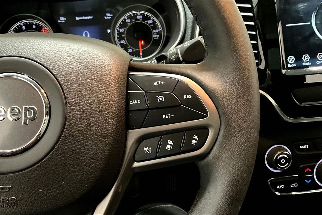 Used 2022 Jeep Cherokee Limited AWD/4WD image 12