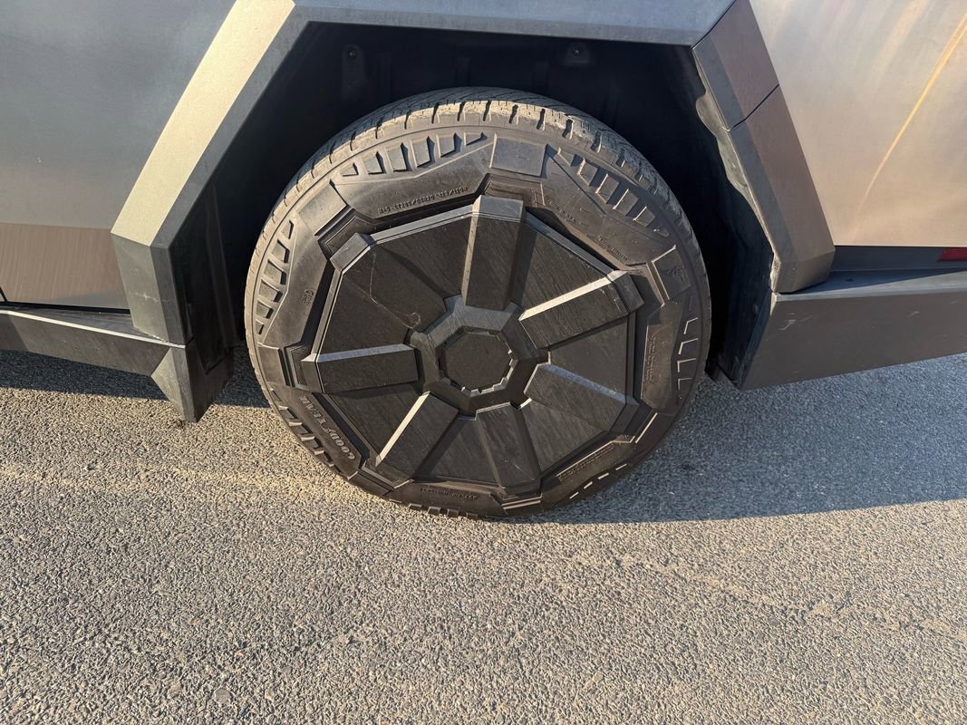 Used 2024 Tesla Cybertruck AWD Crew Cab image 9