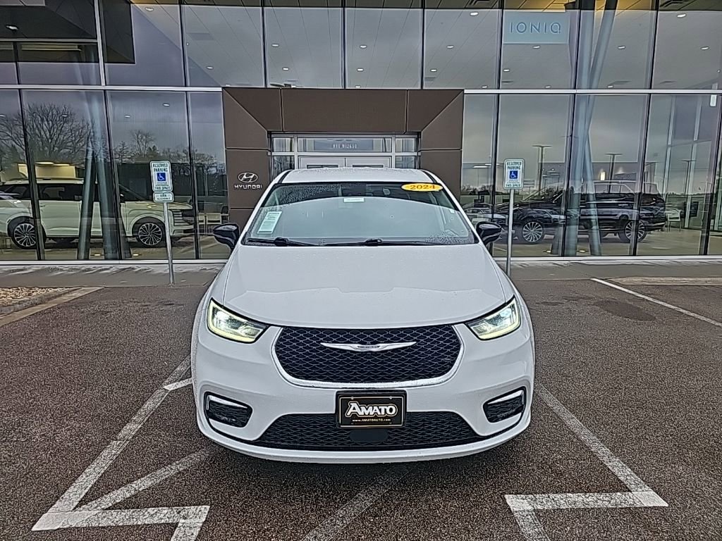 Used 2024 Chrysler Pacifica Touring-L image 8