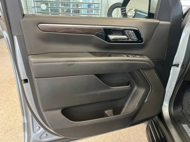 Used 2025 Chevrolet Suburban LT AWD/4WD image 27