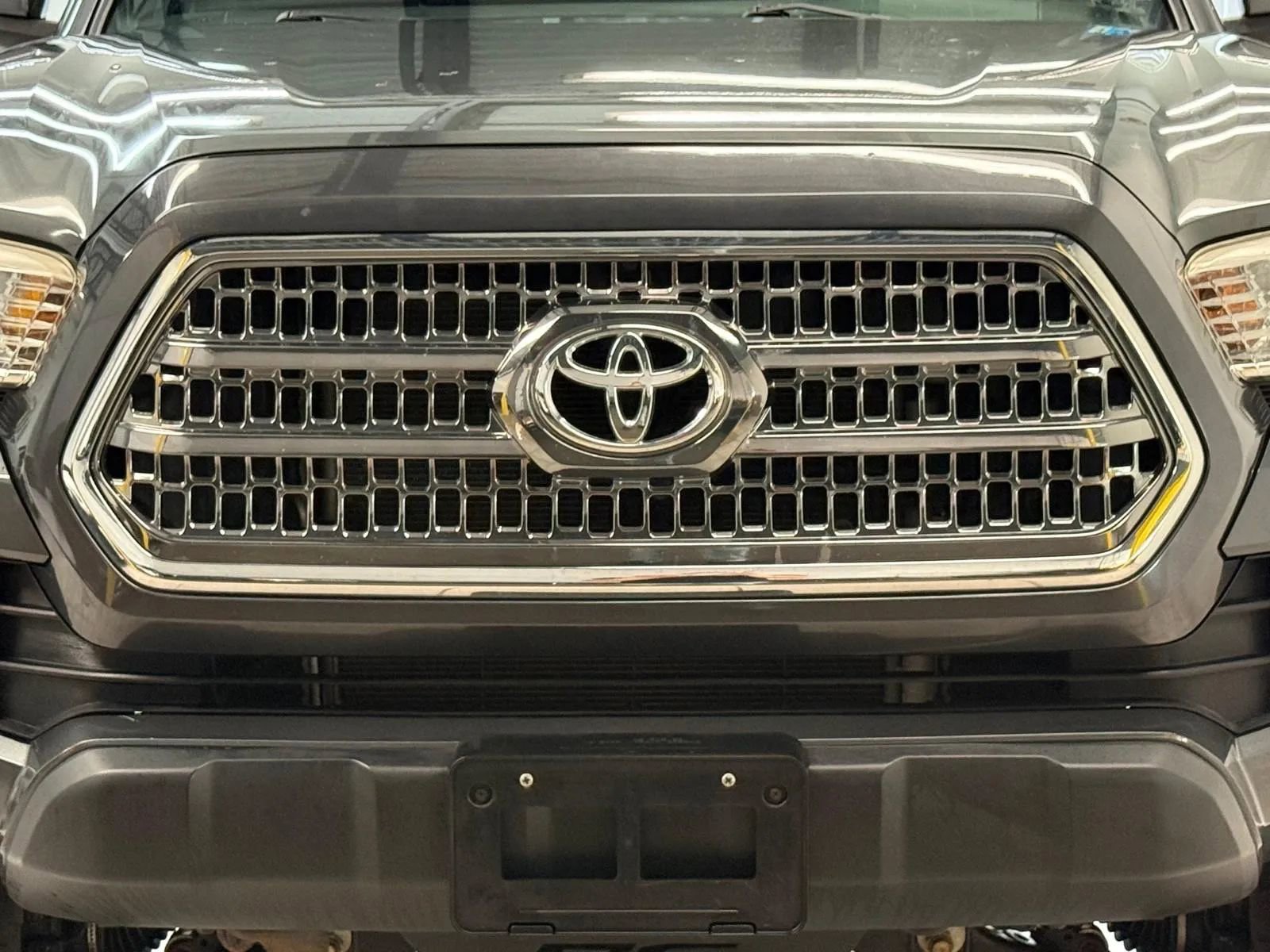 Used 2016 Toyota Tacoma TRD Off-Road AWD/4WD image 5