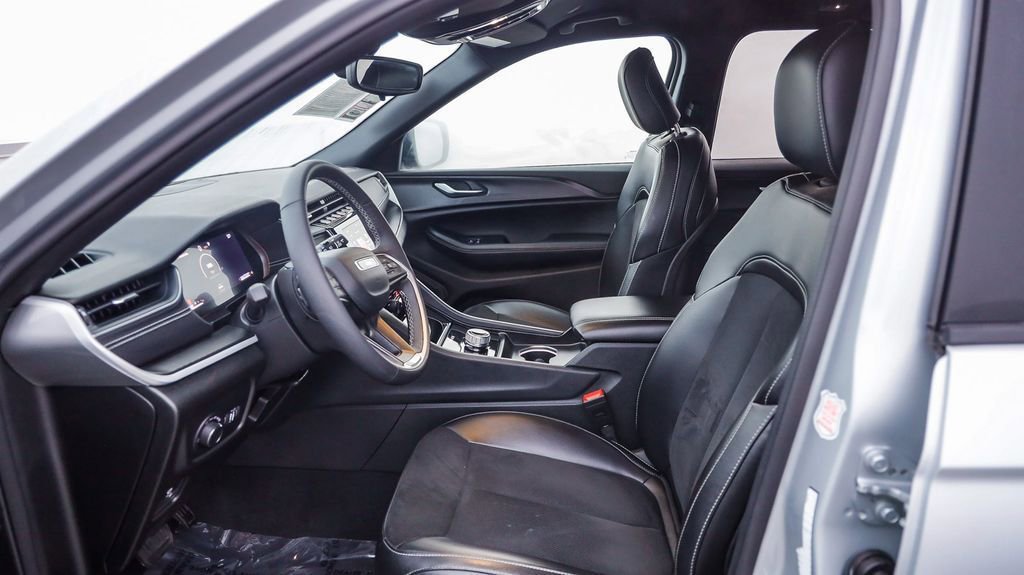 Certified 2024 Jeep Grand Cherokee Altitude image 18