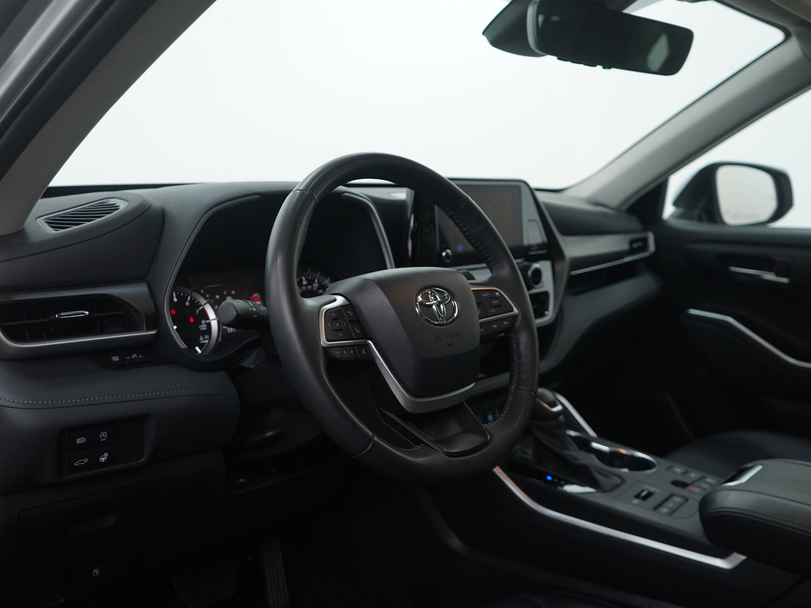 Used 2023 Toyota Highlander XLE image 16