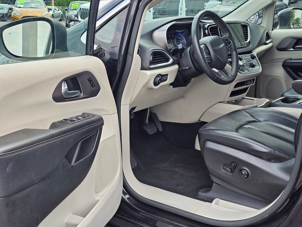 Used 2023 Chrysler Pacifica Touring-L FWD image 20