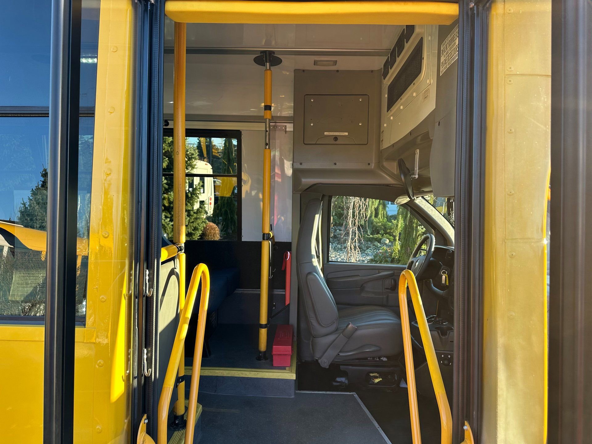 Used 2014 Chevrolet Express 4500 image 9