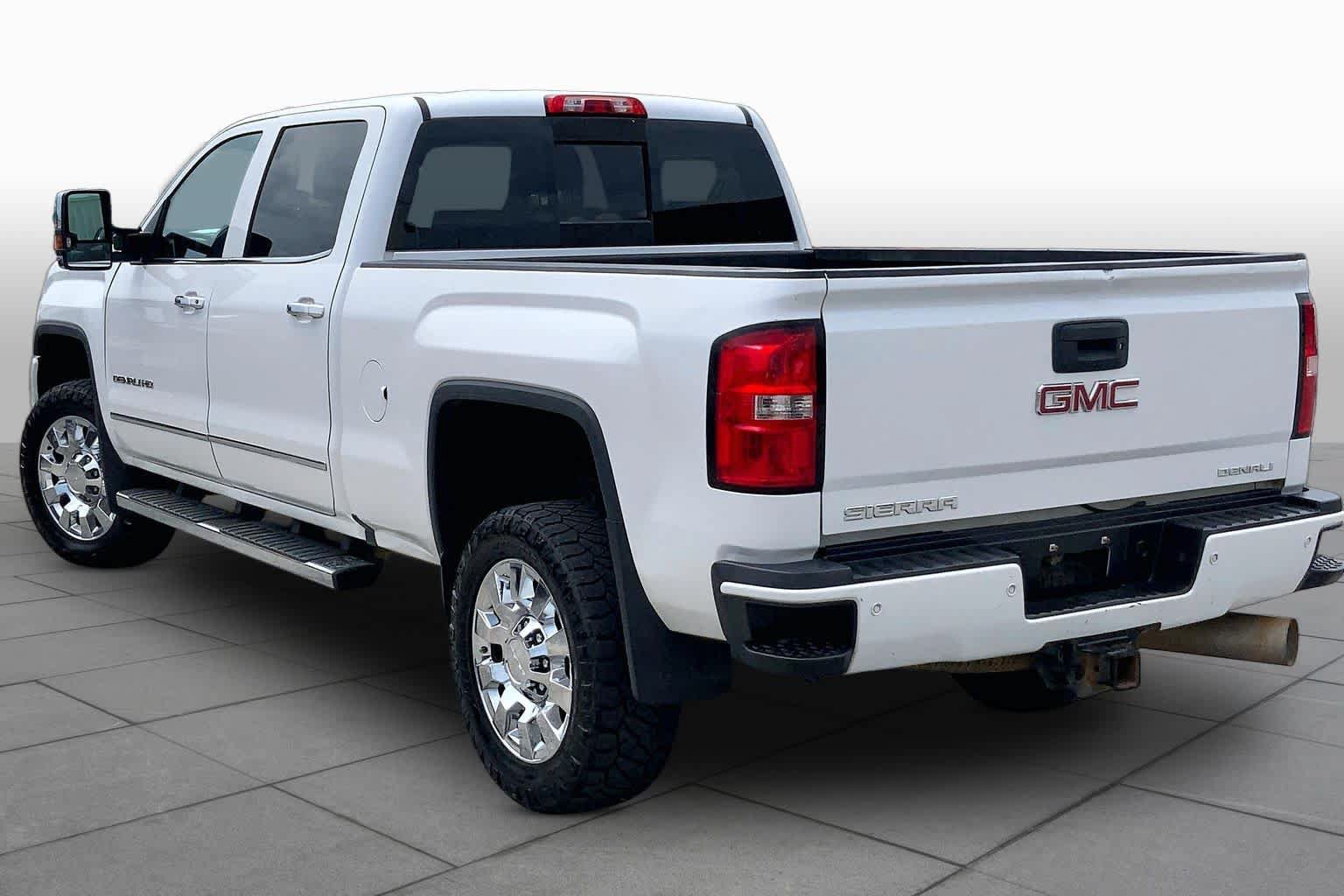 Used 2019 GMC Sierra 2500 Denali w/ Duramax Plus Package AWD/4WD image 12