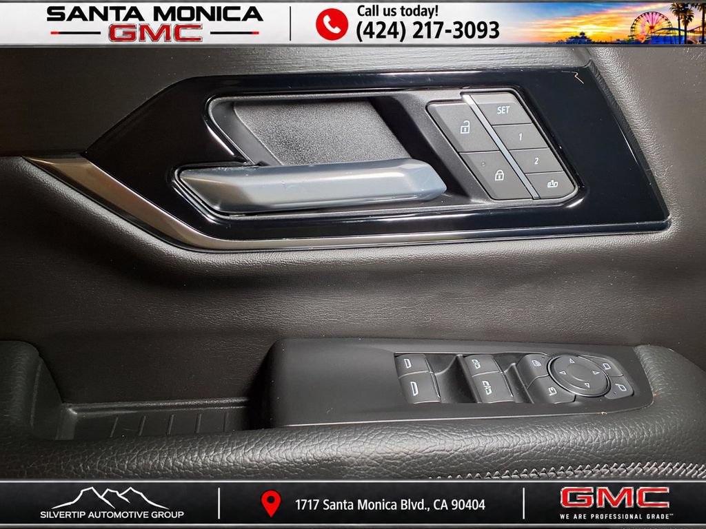 Used 2025 GMC Yukon Denali AWD/4WD image 16