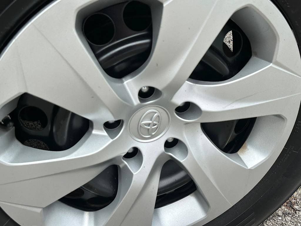 Used 2021 Toyota RAV4 LE AWD/4WD image 28