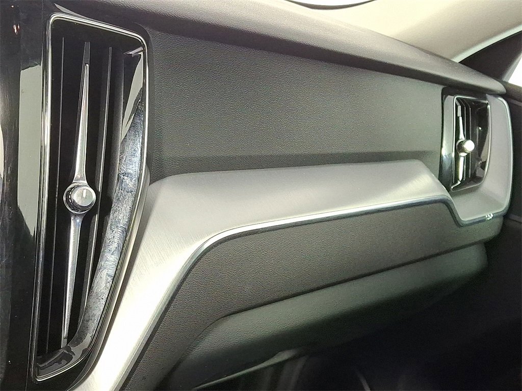 Used 2018 Volvo XC60 T5 Momentum w/ Vision Package image 28