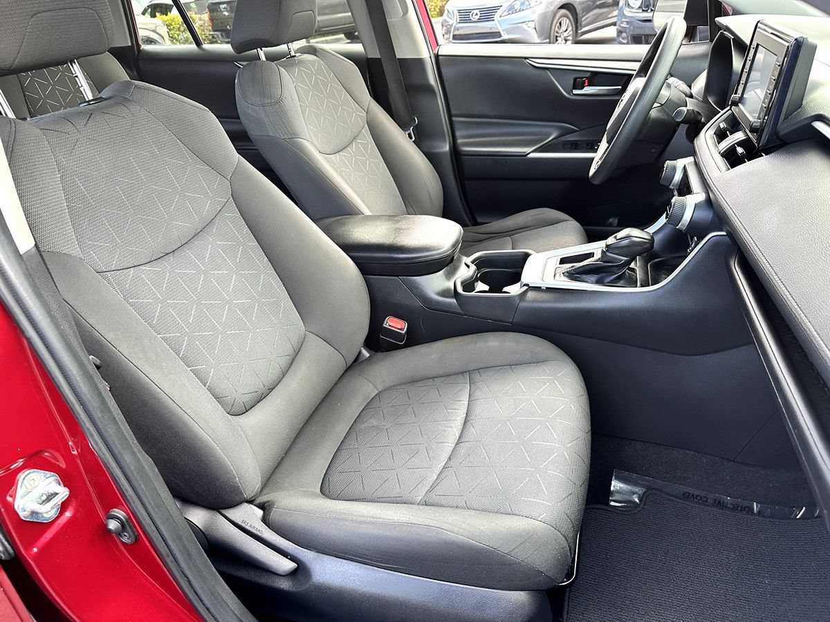Used 2021 Toyota RAV4 XLE w/ Convenience Package FWD image 16