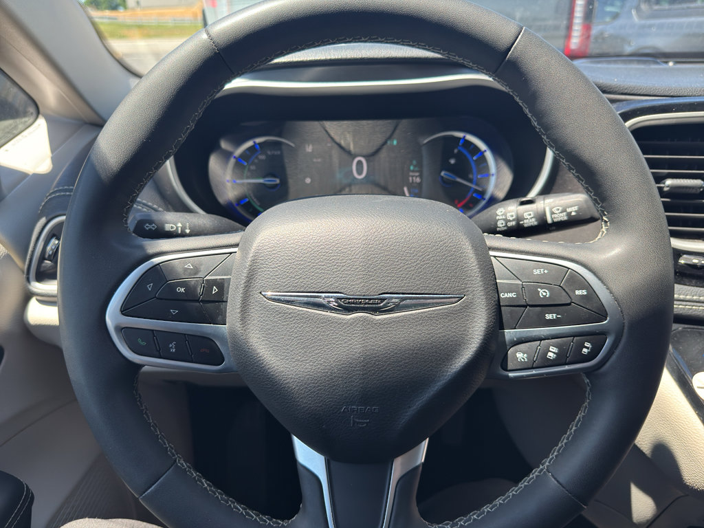 Used 2024 Chrysler Pacifica Limited FWD image 15