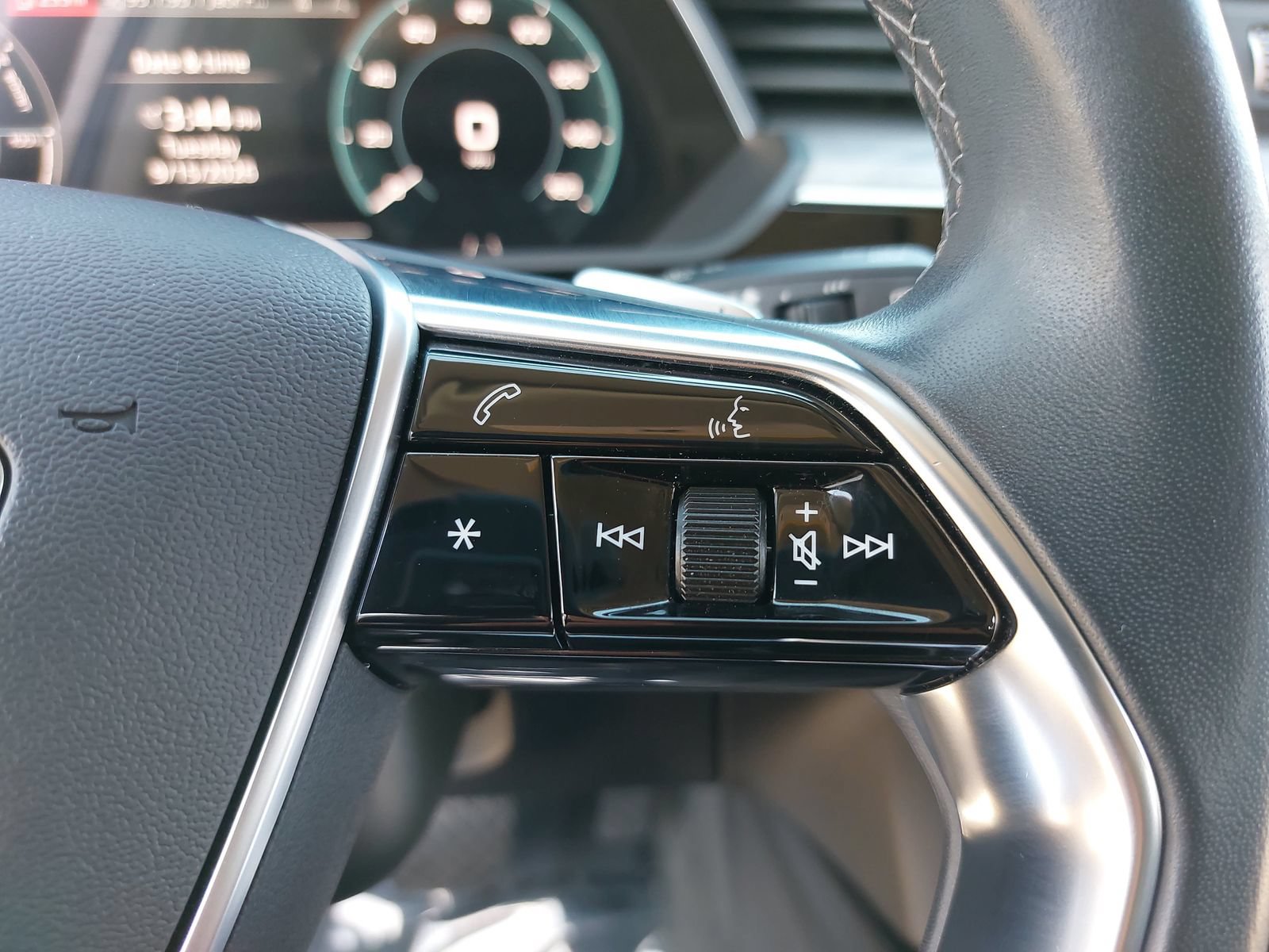 Used 2024 Audi Q8 e-tron Premium Plus AWD/4WD image 18