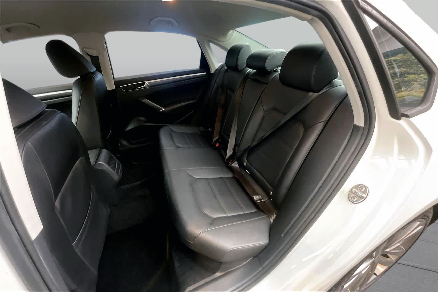 Used 2018 Volkswagen Passat 2.0T R-Line FWD image 19