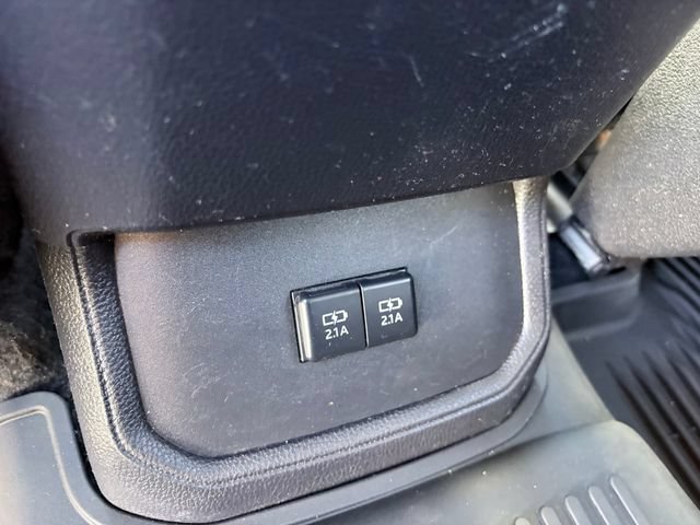 Used 2021 Toyota Highlander LE FWD image 11