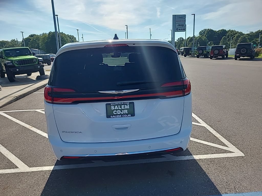 New 2025 Chrysler Pacifica Select FWD image 7