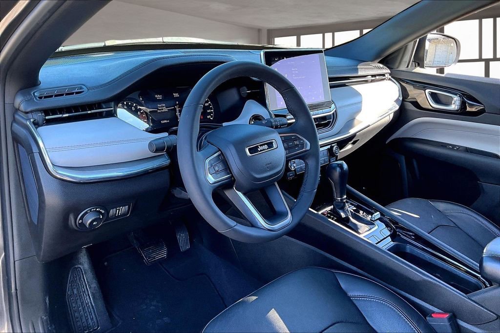 Used 2023 Jeep Compass Limited image 17