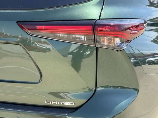 Used 2024 Toyota Highlander Limited FWD image 7